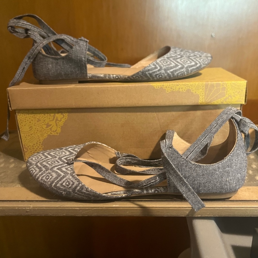 Ankle tie flats